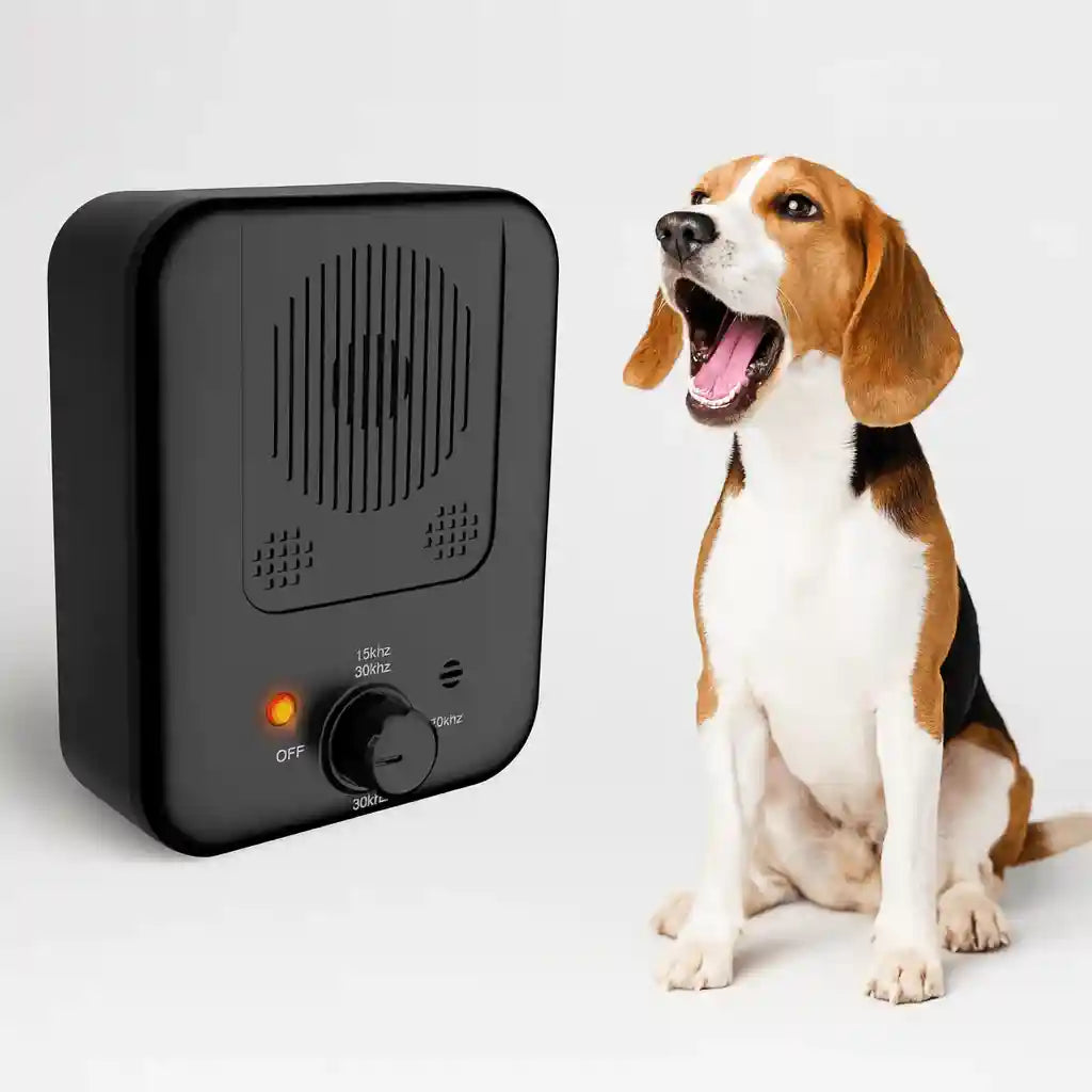 Dispositivo anti latido ultrassônico preto ao lado de um cachorro beagle latindo, fundo claro.