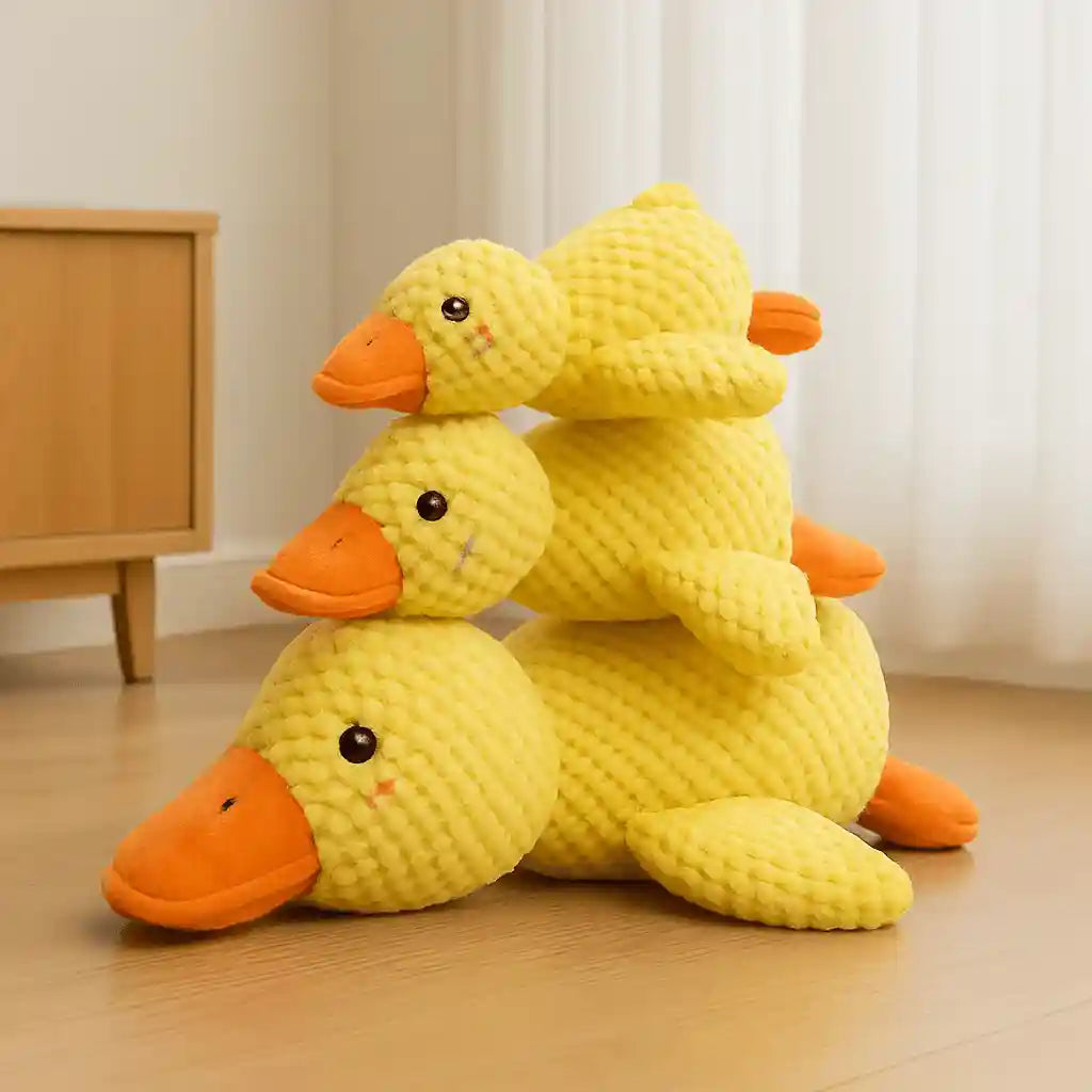 Brinquedos de pato amarelo de pelúcia para cachorro empilhados em ambiente interno