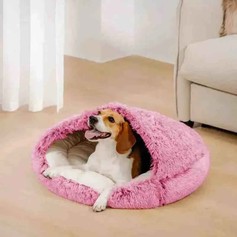 Cachorro em cama rosa com cobertor de algodão para pets ao lado de sofá em ambiente interno