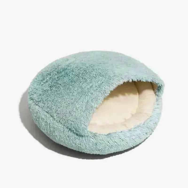 Cama de algodão azul com cobertor para cachorros e gatos, formato iglu, fundo branco.