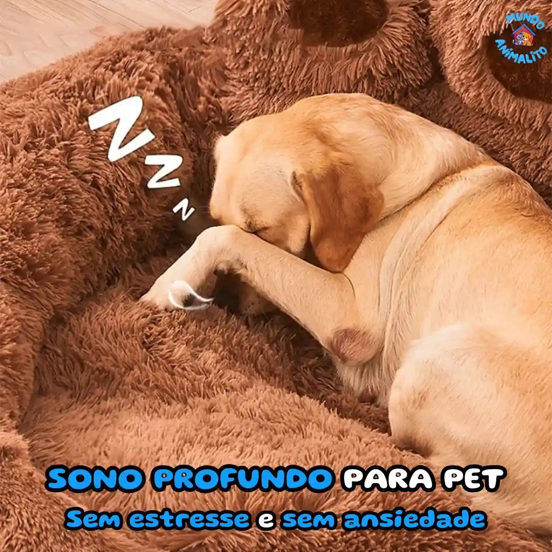 Cachorro dormindo em cama redonda peluda com patas de urso para pet, conforto e relaxamento.