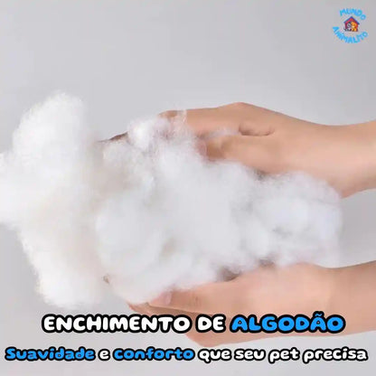 Mãos segurando enchimento de algodão branco, ideal para cama pet confortável.