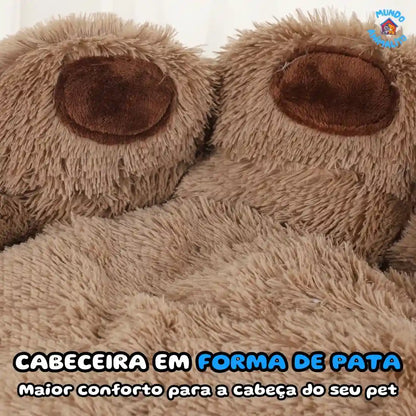 Cama redonda para cachorro peluda bege com cabeceira em formato de pata de urso