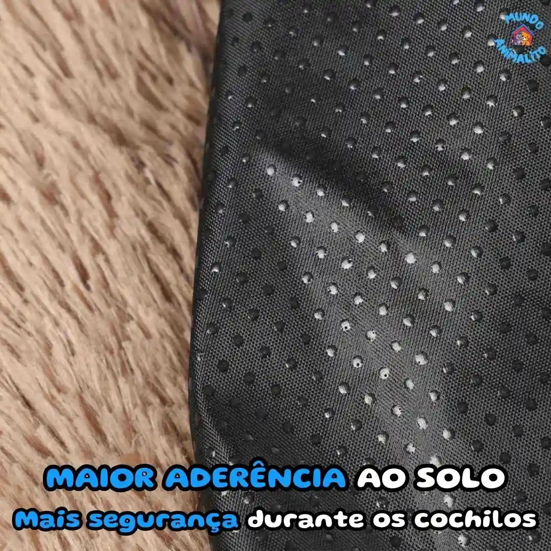 Base antiderrapante preta de cama redonda para cachorro sobre tapete peludo bege