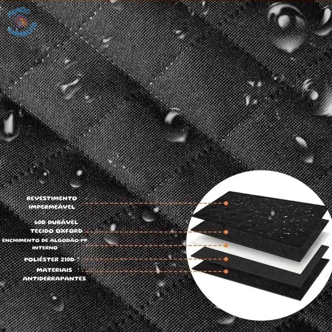 Detalhe de capa impermeável para porta-malas de cachorro com camadas e gotas d’água