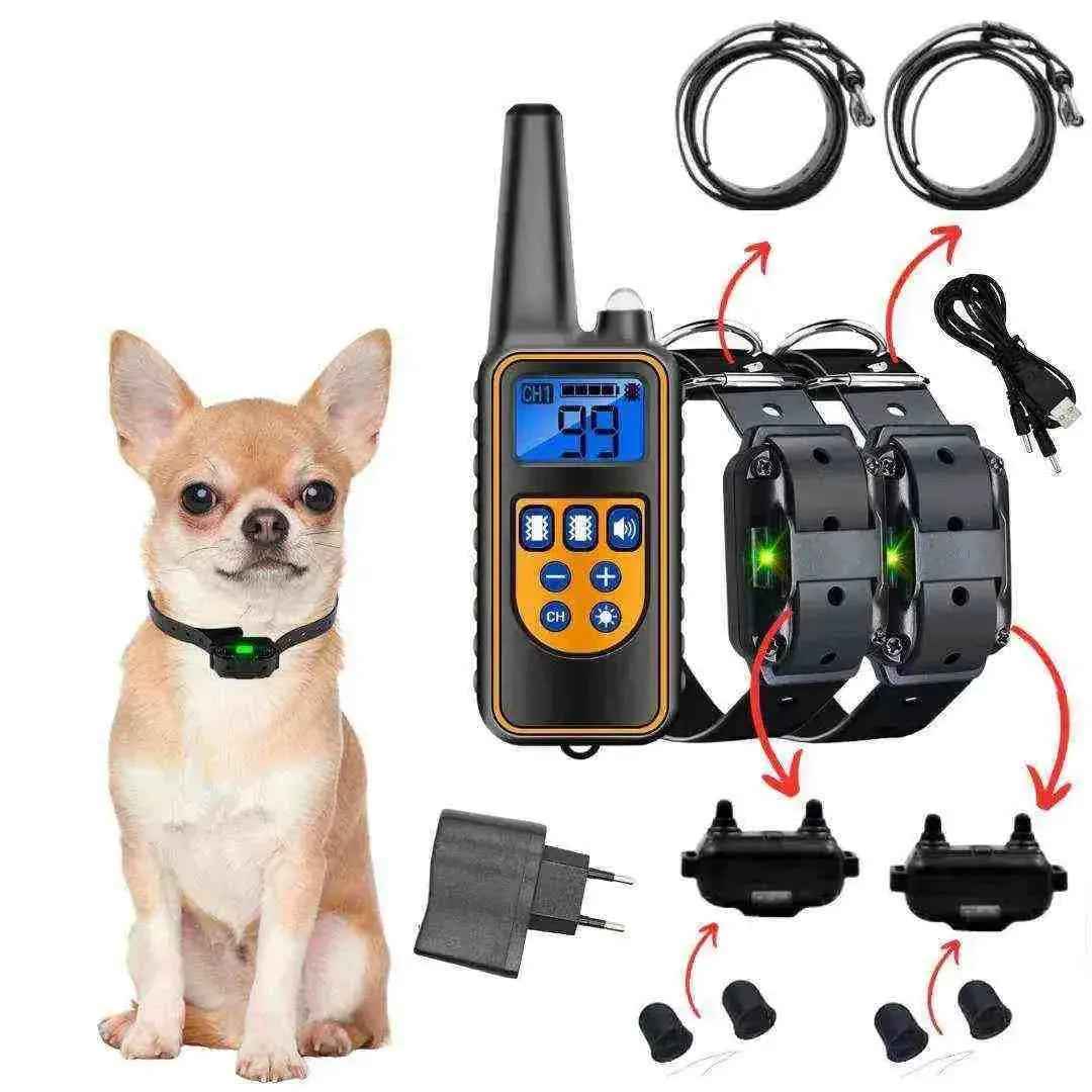 Coleira de adestramento para cachorro com controle remoto, acessórios e cão pequeno ao lado.
