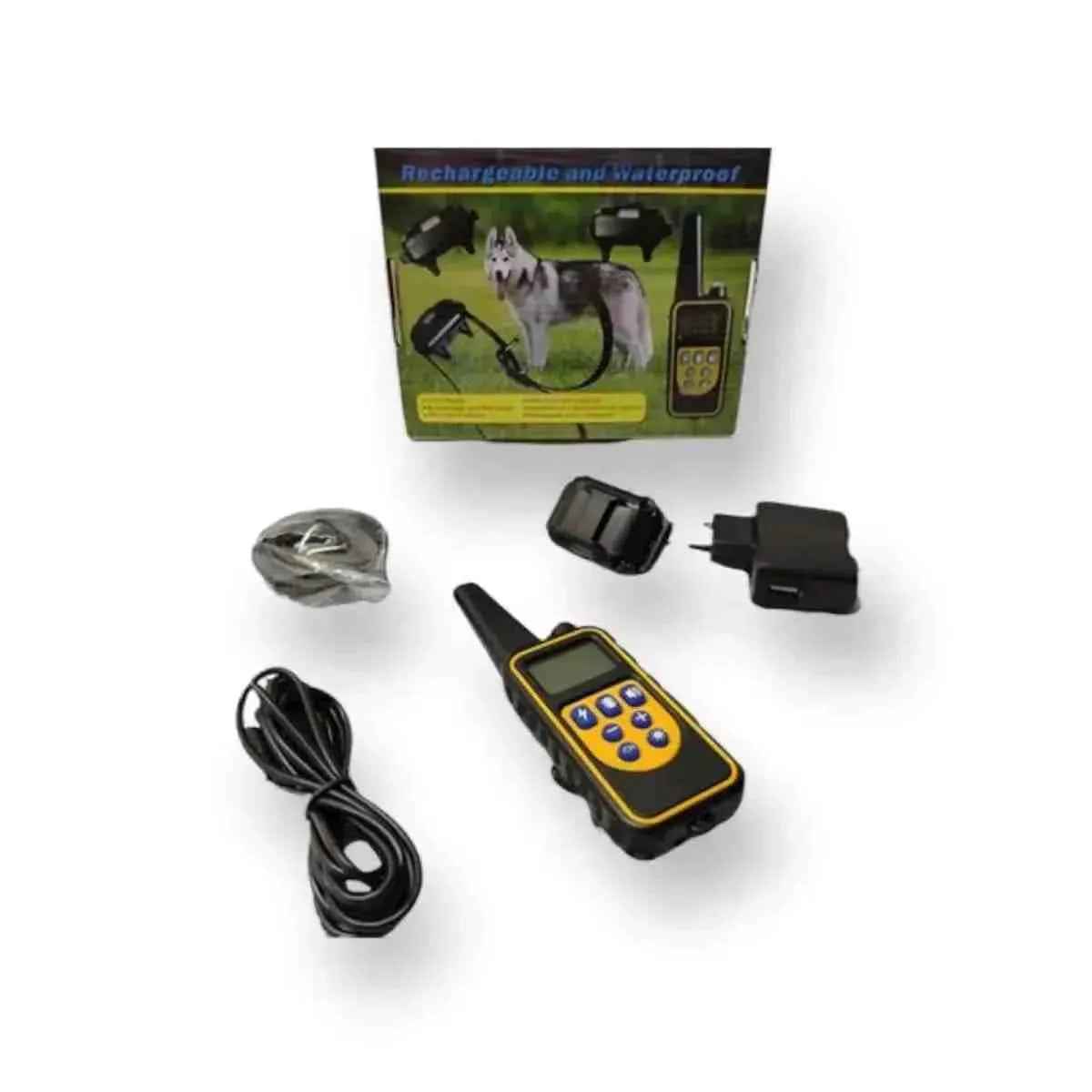 Coleira de adestramento para cachorro com controle remoto, acessórios e embalagem.
