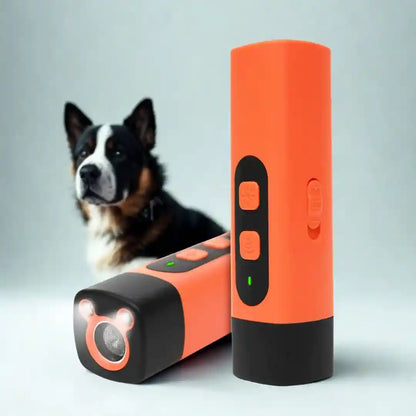 Dispositivo ultrassônico de controle de latidos laranja em destaque com cachorro ao fundo