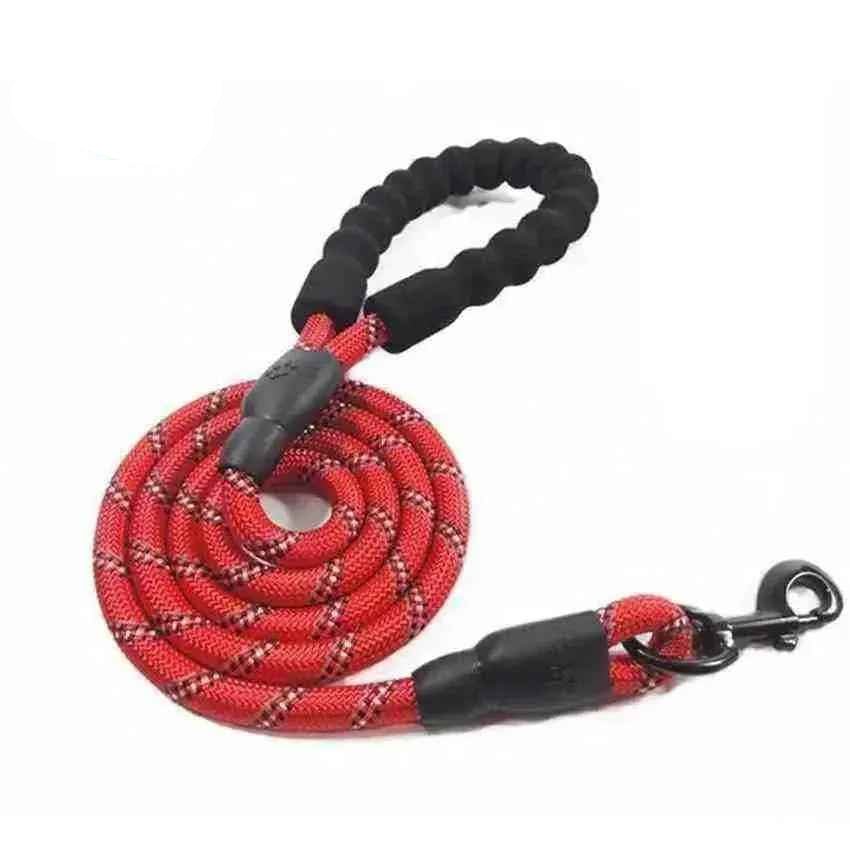 Guia retrátil ajustável para cães em nylon vermelho com mosquetão preto, fundo branco.